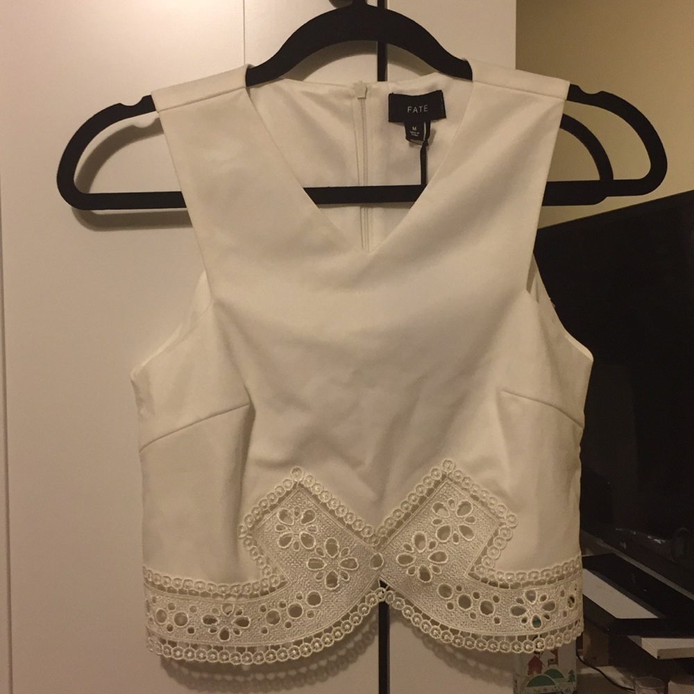 fate / Embroidered Crop Top / M